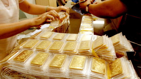 Giá vàng trong nước nhảy vọt, lên mức 40 triệu đồng một lượng, cao nhất trong vòng 3 năm qua. Thời sự chiều 06/7/2016)